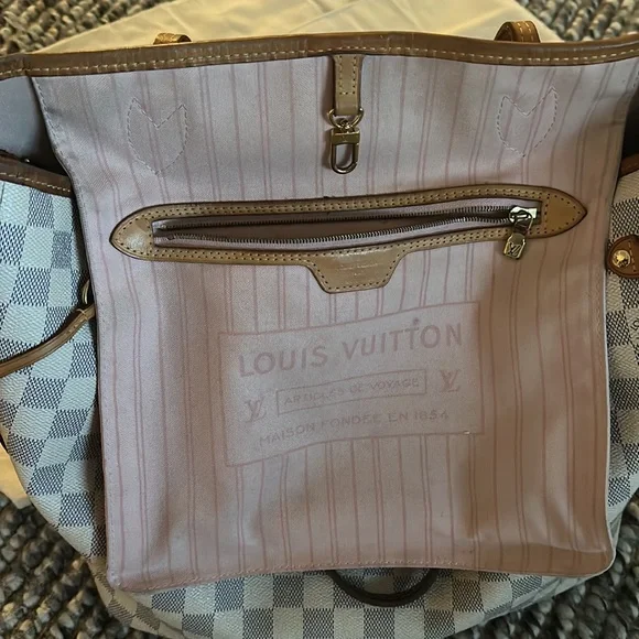 The Neverfull MM tote unites timeless design with heritage details. - Picture 14 of 17